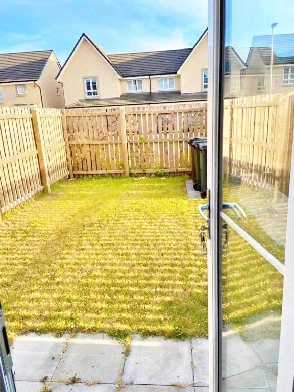 3 Bed House With Parking Near Airport Villa Edinburgh Exterior photo