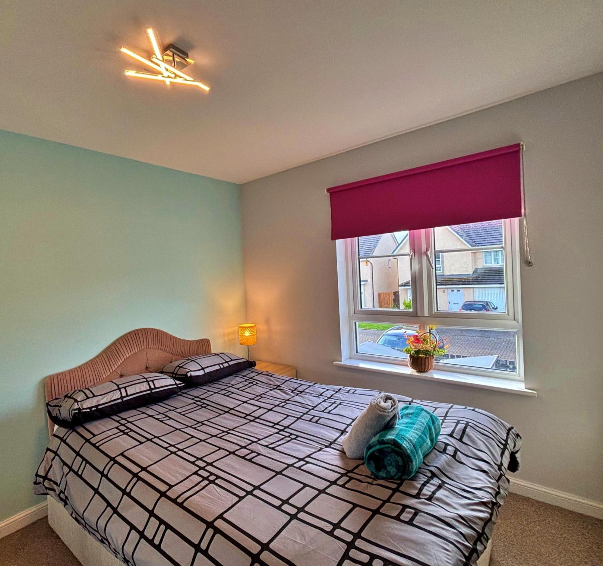 3 Bed House With Parking Near Airport Villa Edinburgh Exterior photo
