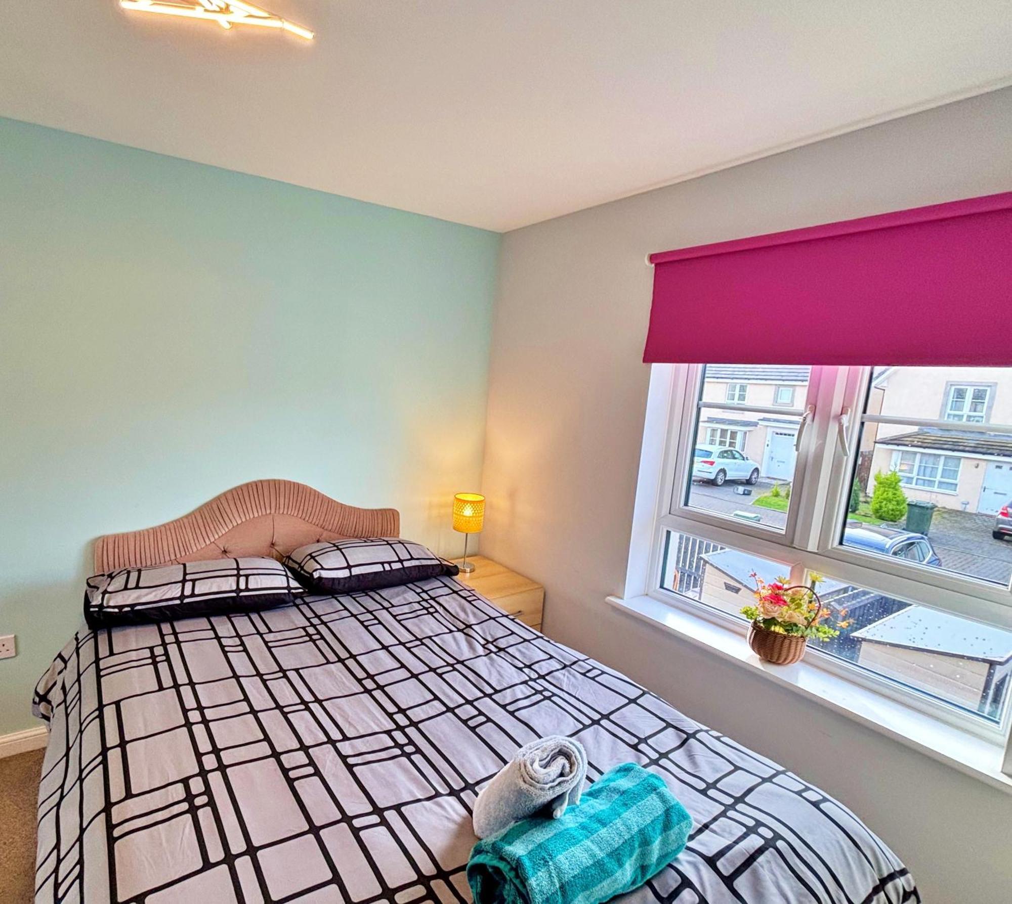 3 Bed House With Parking Near Airport Villa Edinburgh Exterior photo