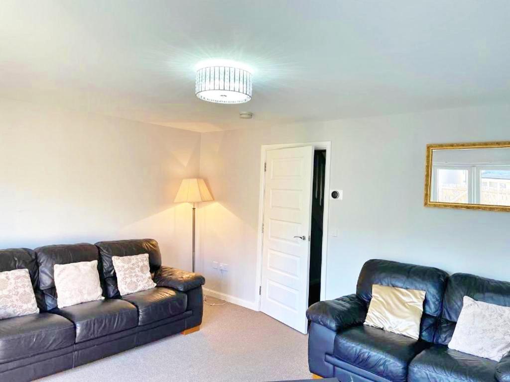 3 Bed House With Parking Near Airport Villa Edinburgh Exterior photo