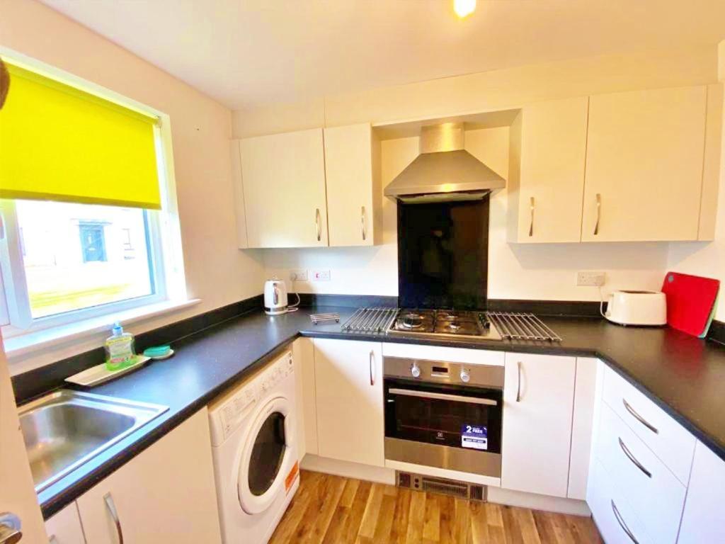 3 Bed House With Parking Near Airport Villa Edinburgh Exterior photo
